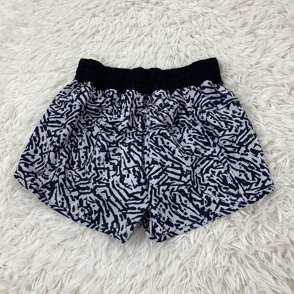 Lululemon Tracker Short III *4-way Stretch Brushed Animal White Black / Black - Picture 4 of 5